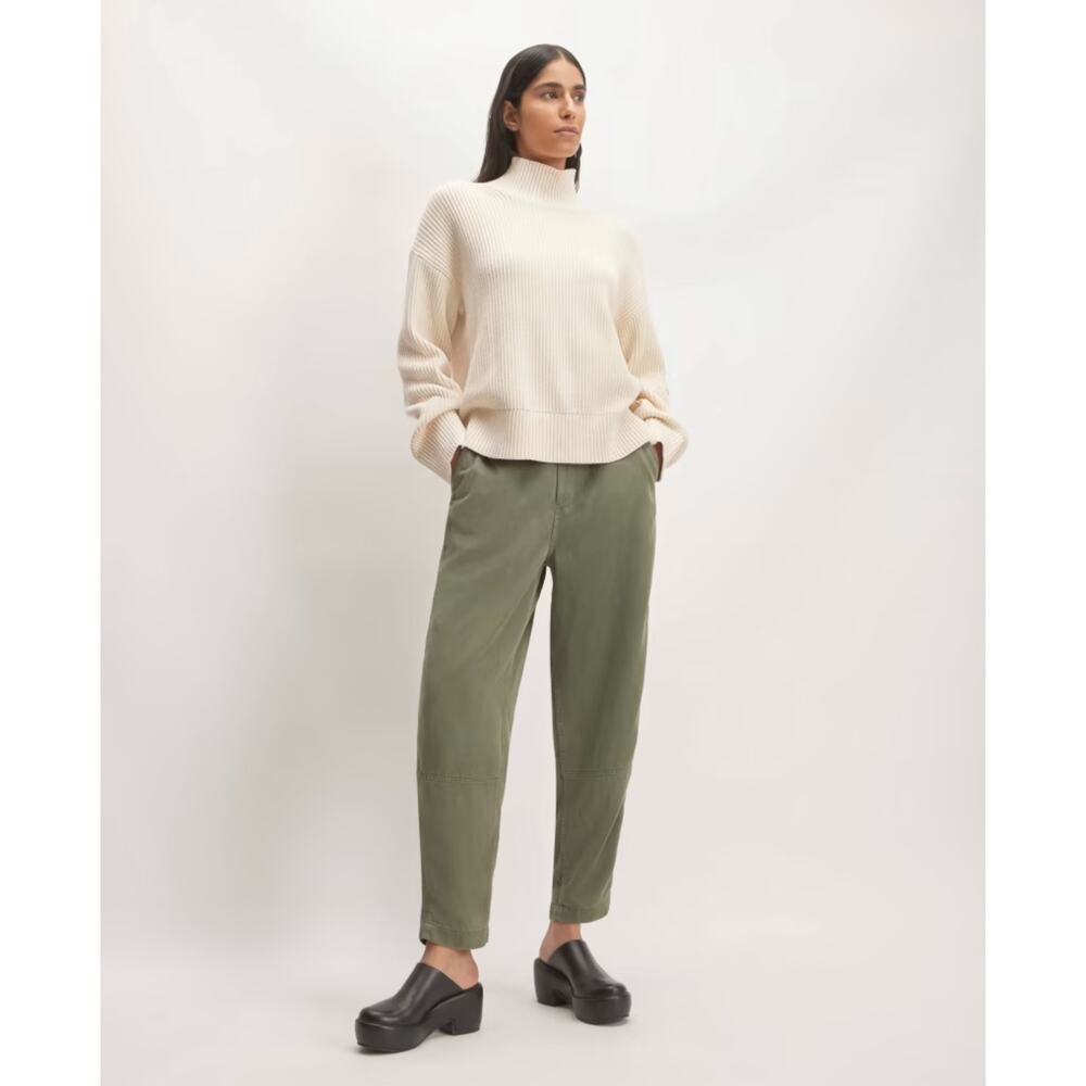EVERLANE Women The Chino in Buttersoft
Relaxed Fitting Pants in Olive Green